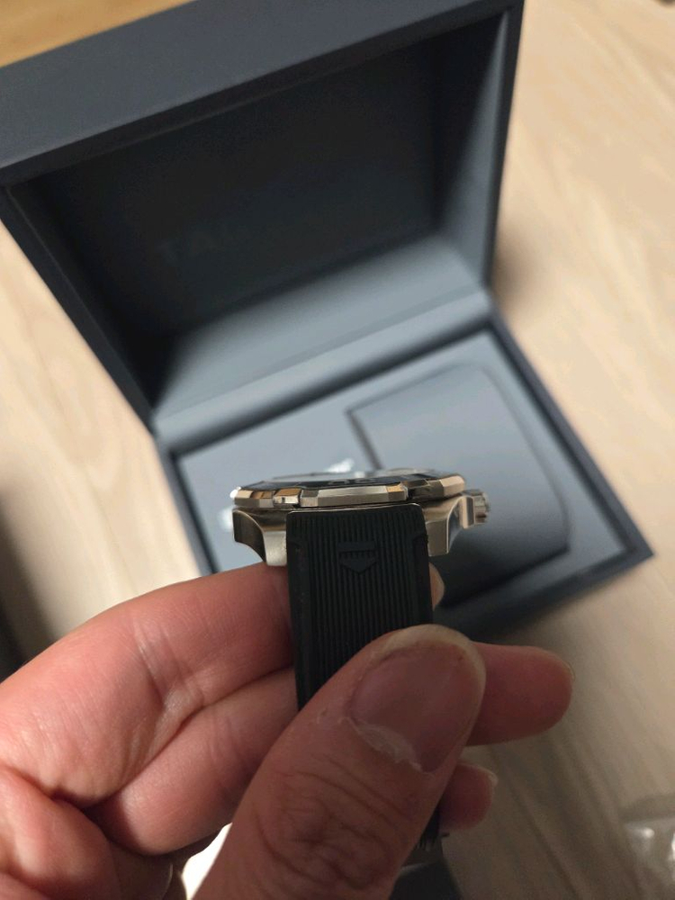 21.12월 태그호이어 아쿠아레이서 오토 43미리 흑판 팝니다. 이미지