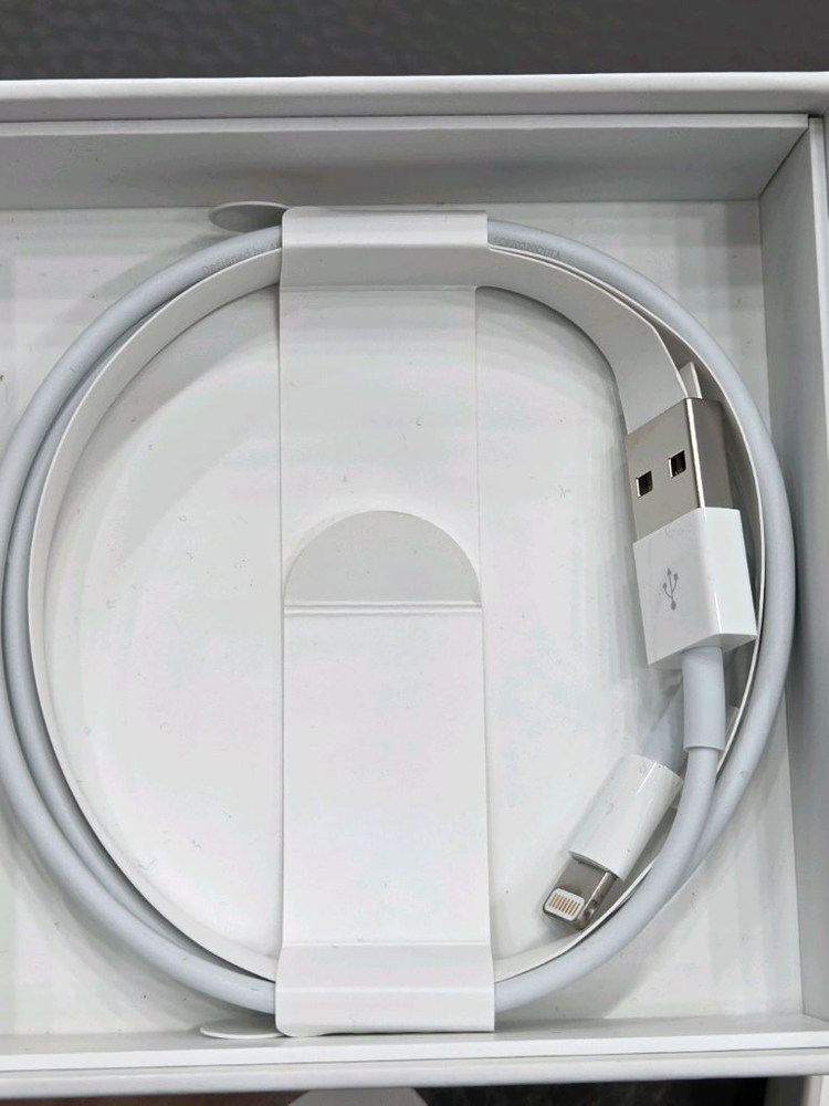 (미사용 새상품 박스 포함) 애플 에어팟 2세대 유선 충전 모델 이미지