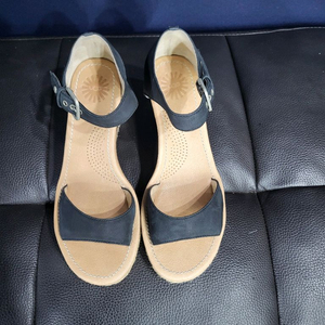 UGG 스트랩 웨지힐 이미지