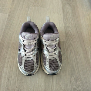 나이키키즈 런 운동화. 키즈 운동화 이미지