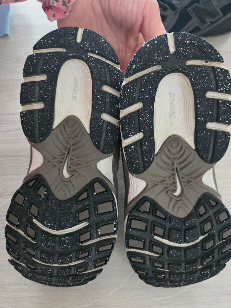 나이키키즈 런 운동화. 키즈 운동화 이미지