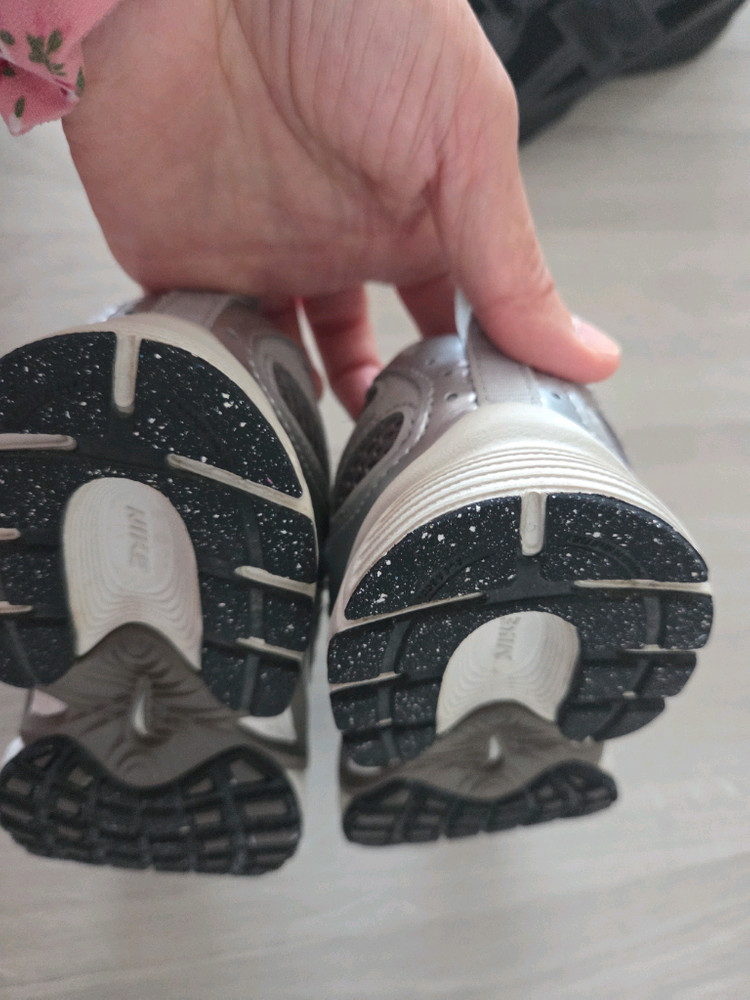 나이키키즈 런 운동화. 키즈 운동화 이미지