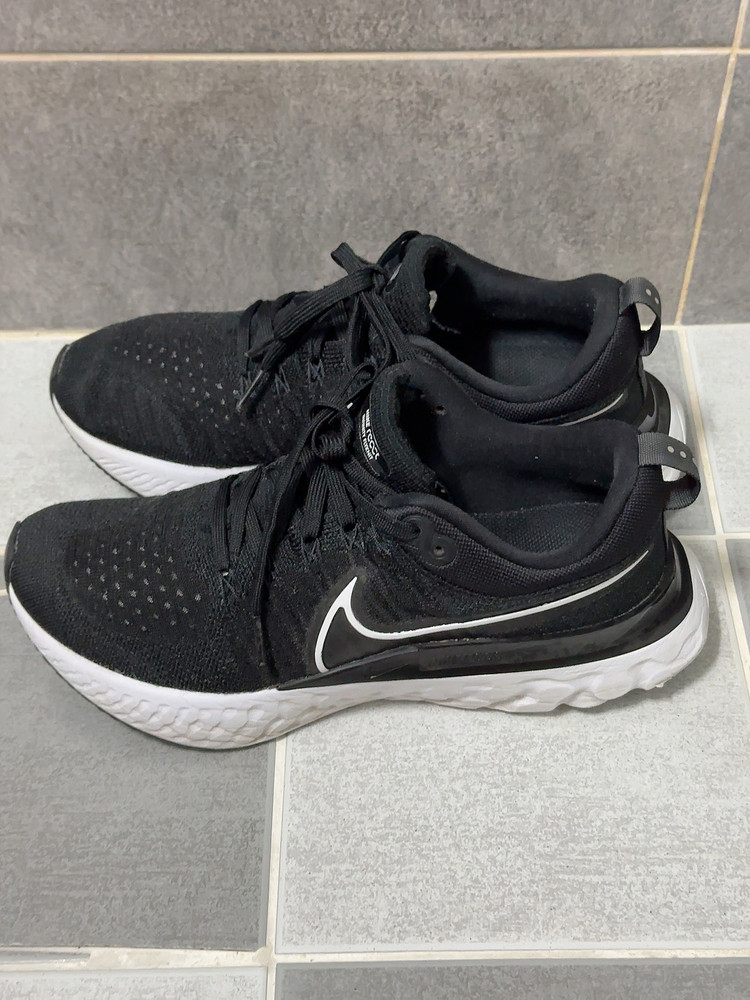 [275] 나이키 리액트 인피니티런2 검흰 이미지