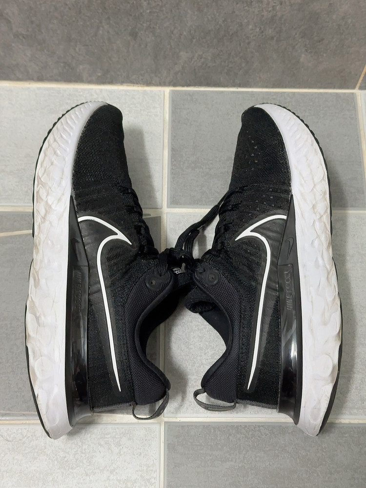 [275] 나이키 리액트 인피니티런2 검흰 이미지