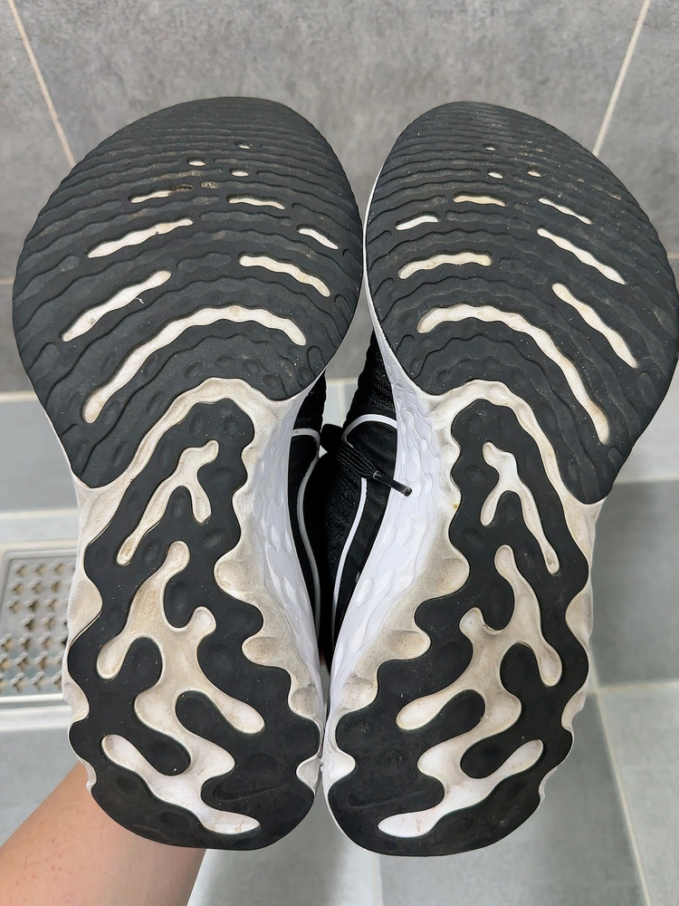 [275] 나이키 리액트 인피니티런2 검흰 이미지