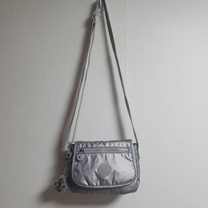 키플링 메탈릭 실버 미니 크로스백 이미지