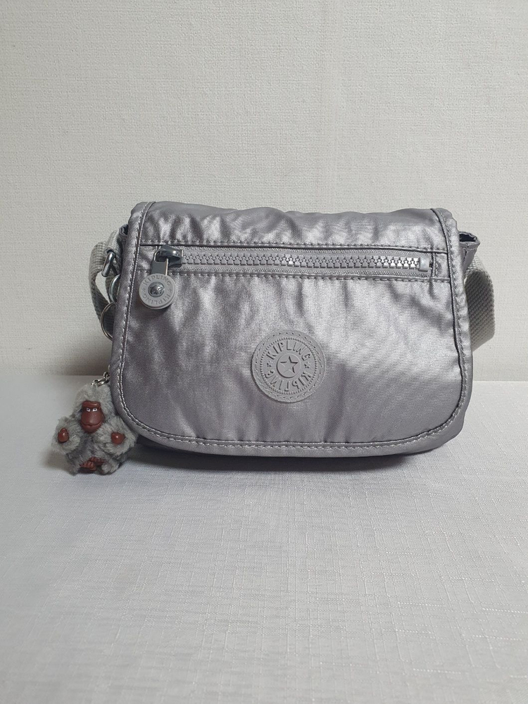 키플링 메탈릭 실버 미니 크로스백 이미지