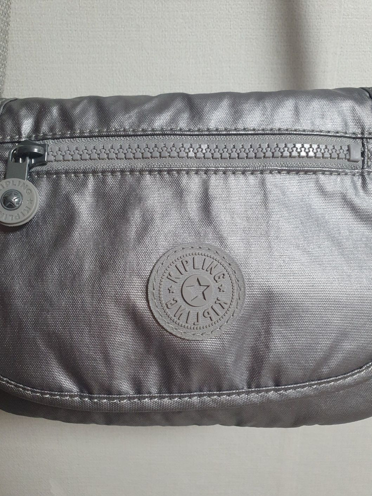 키플링 메탈릭 실버 미니 크로스백 이미지
