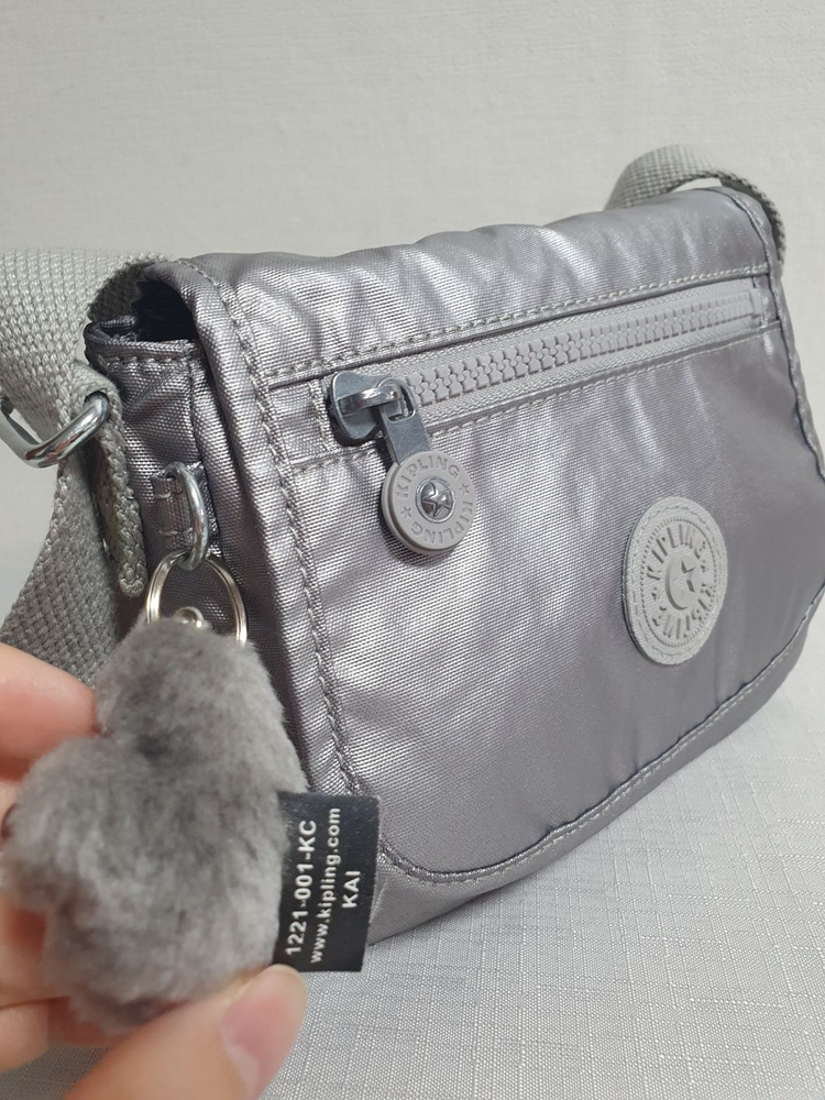 키플링 메탈릭 실버 미니 크로스백 이미지