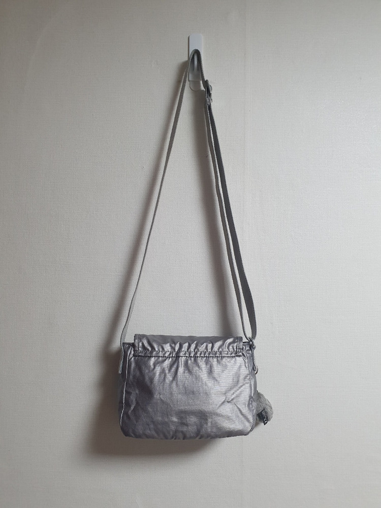 키플링 메탈릭 실버 미니 크로스백 이미지