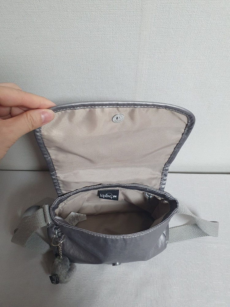 키플링 메탈릭 실버 미니 크로스백 이미지