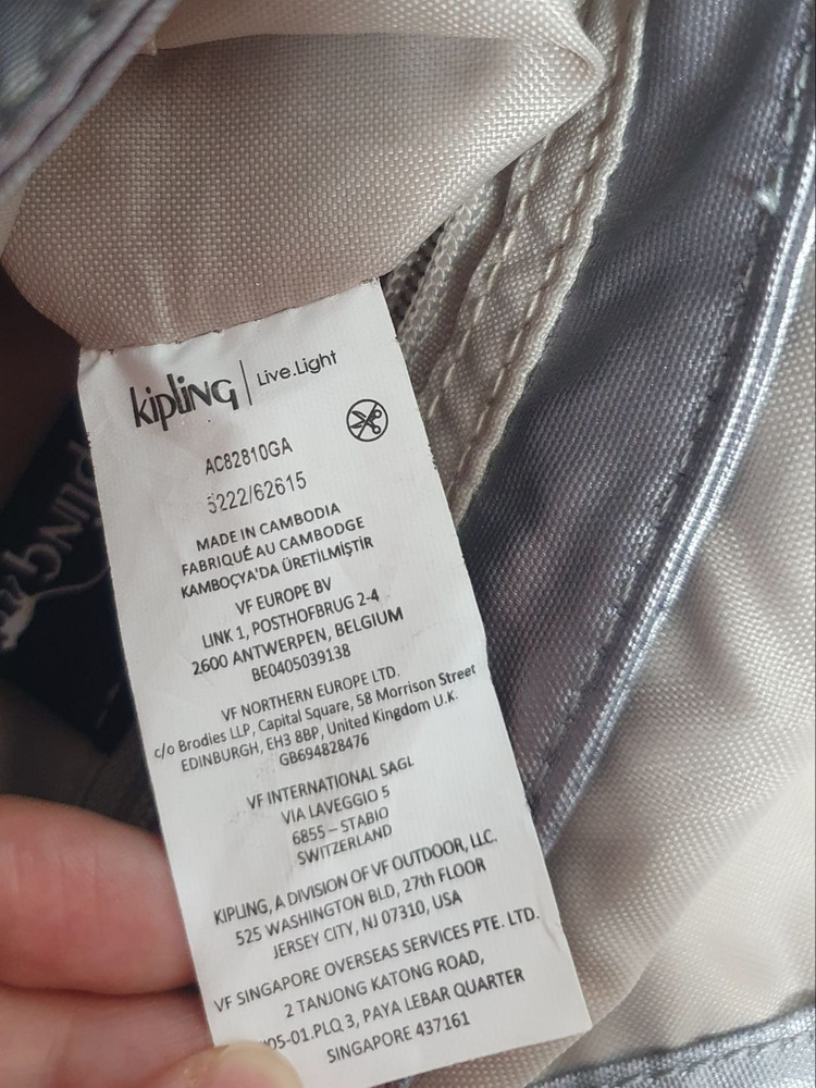 키플링 메탈릭 실버 미니 크로스백 이미지