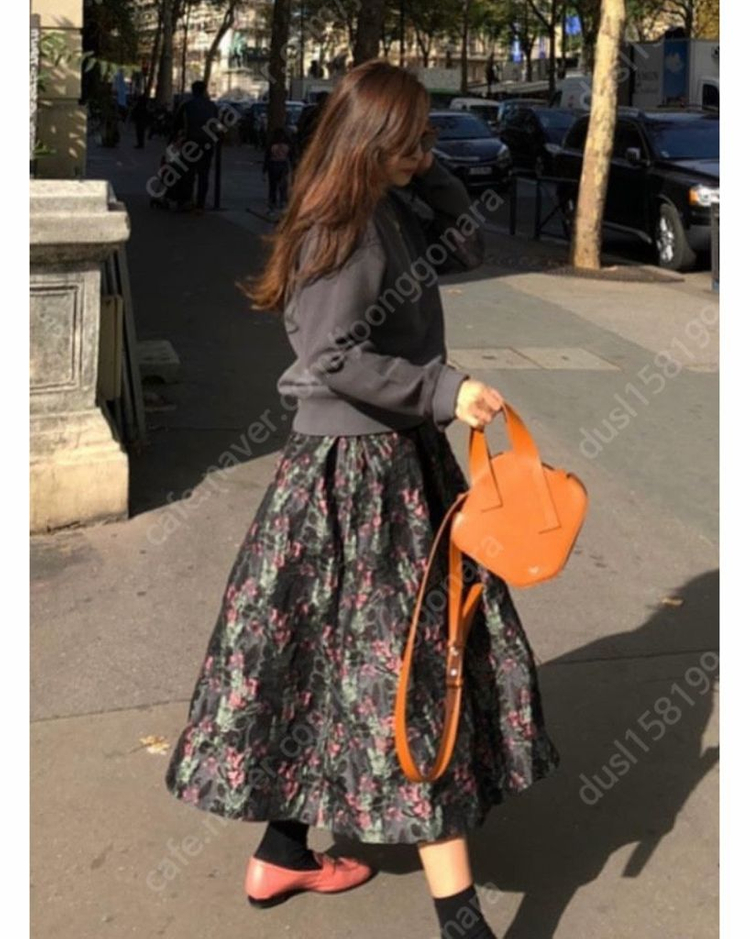 (새상품)예지스 코스모폴리탄줄라이 자수스웻셔츠 맨투맨 잉키블랙 오르 드주이 오뮤 매니모어몽 11am 라밤바룸 이미지