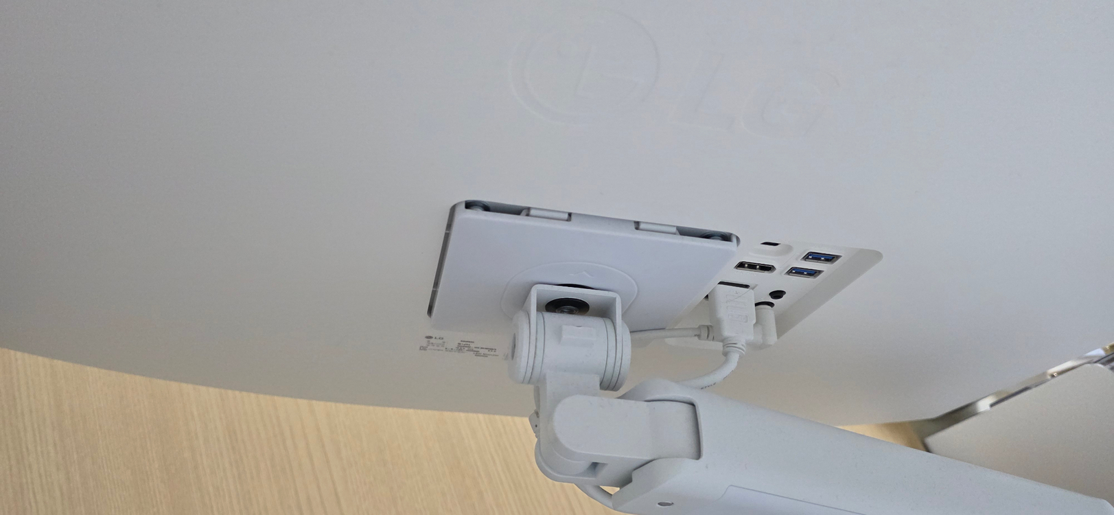 LG 울트라파인 32인치 모니터 32UP830 이미지