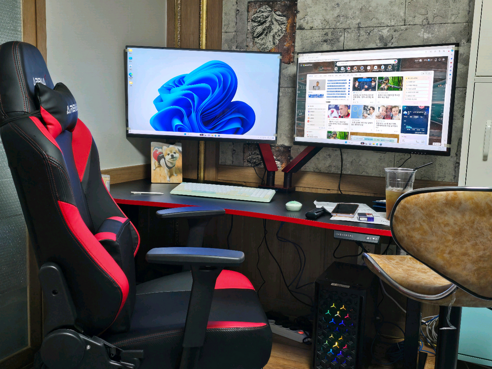 컴퓨터본체, 모니터2대(32인치), 듀얼 모니터암 레드 세트 직거래 이미지