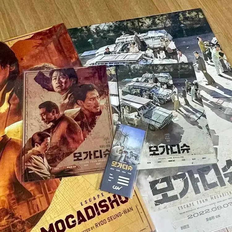 부산행 연상호 감독 친필 싸인 포스터 반도 얼리버드핀 뱃지 구교환 강철비 이미지