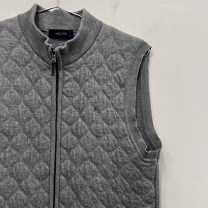 헤지스 다이아몬트 퀼팅 하이넥 니트 베스트 이미지