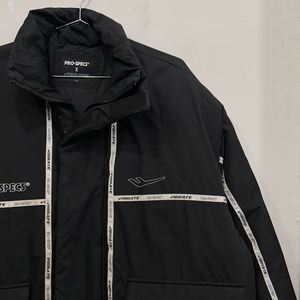 프로스펙스 X 바이브레이트 구스다운 다운파이핑 푸퍼 자켓 이미지