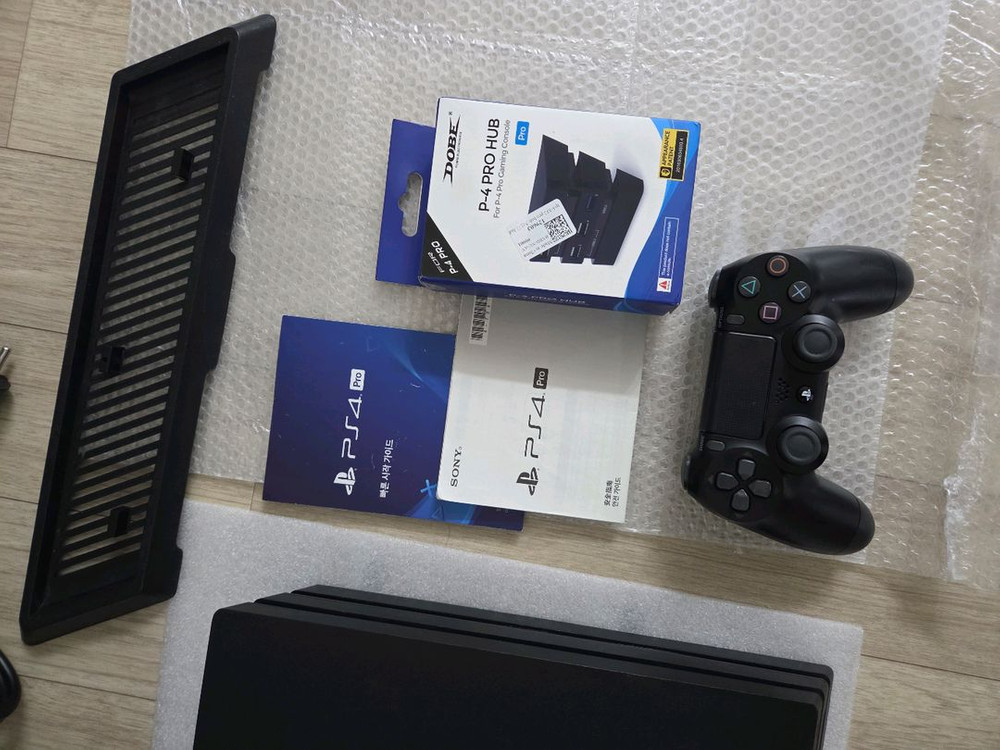 중고 sony PS4 Pro 플스4 프로 1TB 제트블랙+미개봉신품 DOBE USB확장 허브+수직 스탠드 이미지