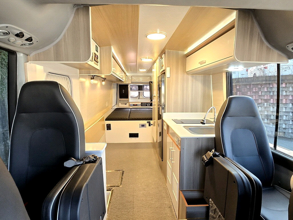 22년 뉴카운티초장축6인승캠핑카(오토,7천km,인산철1200A)-전액할부됨 이미지