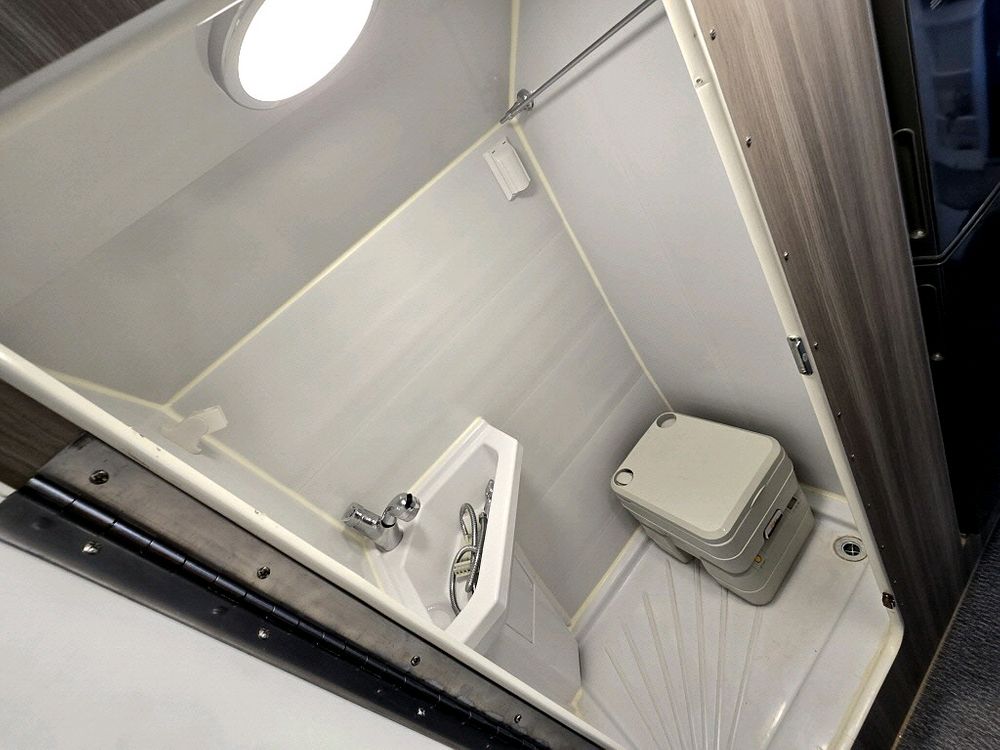 22년 뉴카운티초장축6인승캠핑카(오토,7천km,인산철1200A)-전액할부됨 이미지