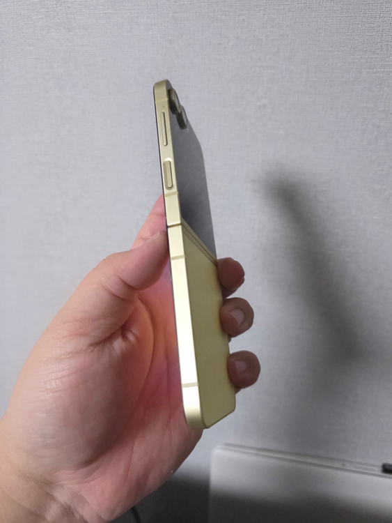 갤럭시 Z플립6 엘로우 256기가 액정 새상품 팝니다 이미지