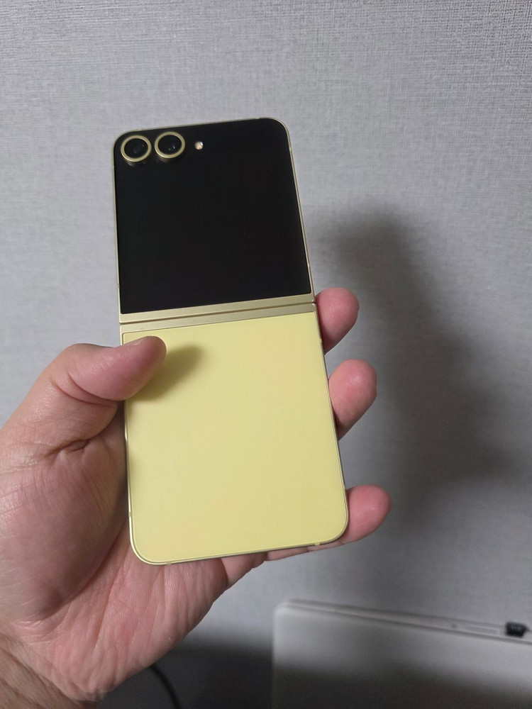 갤럭시 Z플립6 엘로우 256기가 액정 새상품 팝니다 이미지