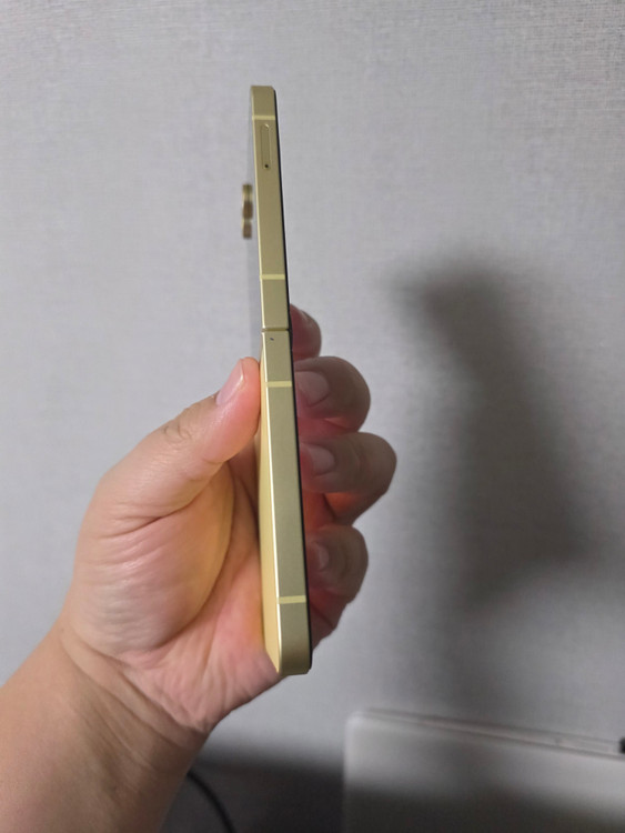 갤럭시 Z플립6 엘로우 256기가 액정 새상품 팝니다 이미지