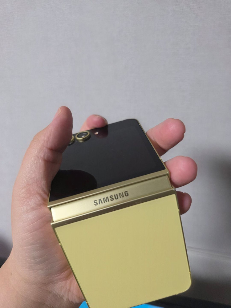 갤럭시 Z플립6 엘로우 256기가 액정 새상품 팝니다 이미지
