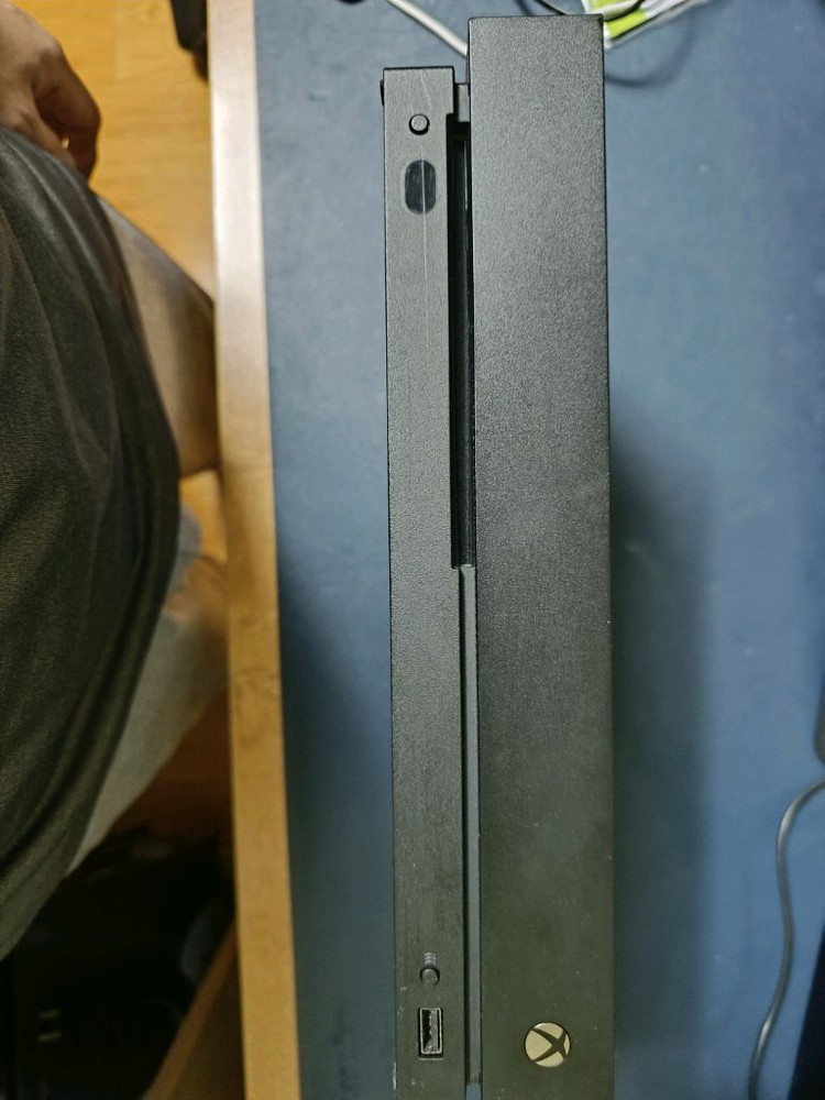 XBOX ONE X 1TB 본체 + 전원선 이미지