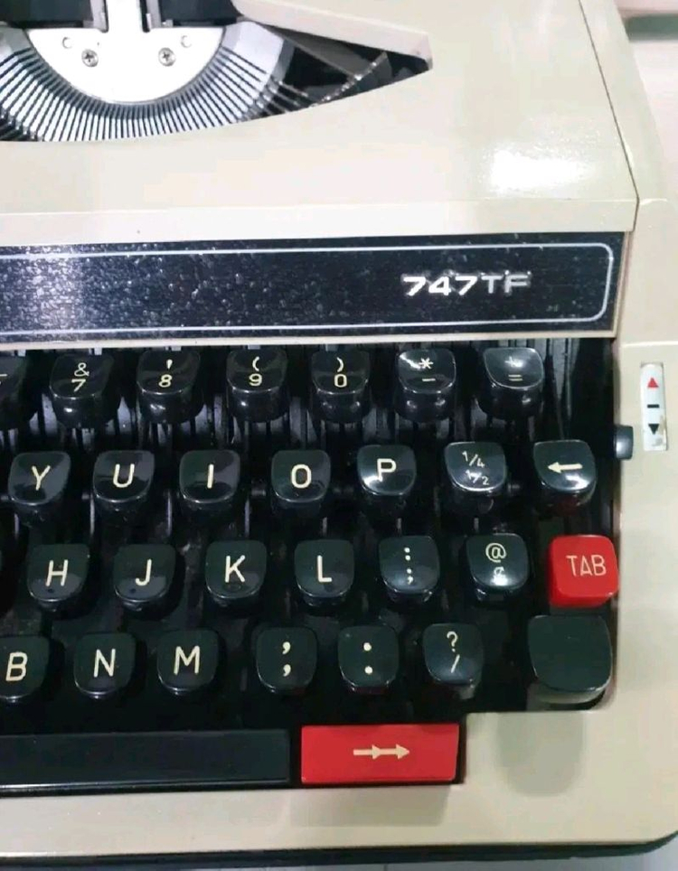 크로바 영문타자기 747TF 이미지