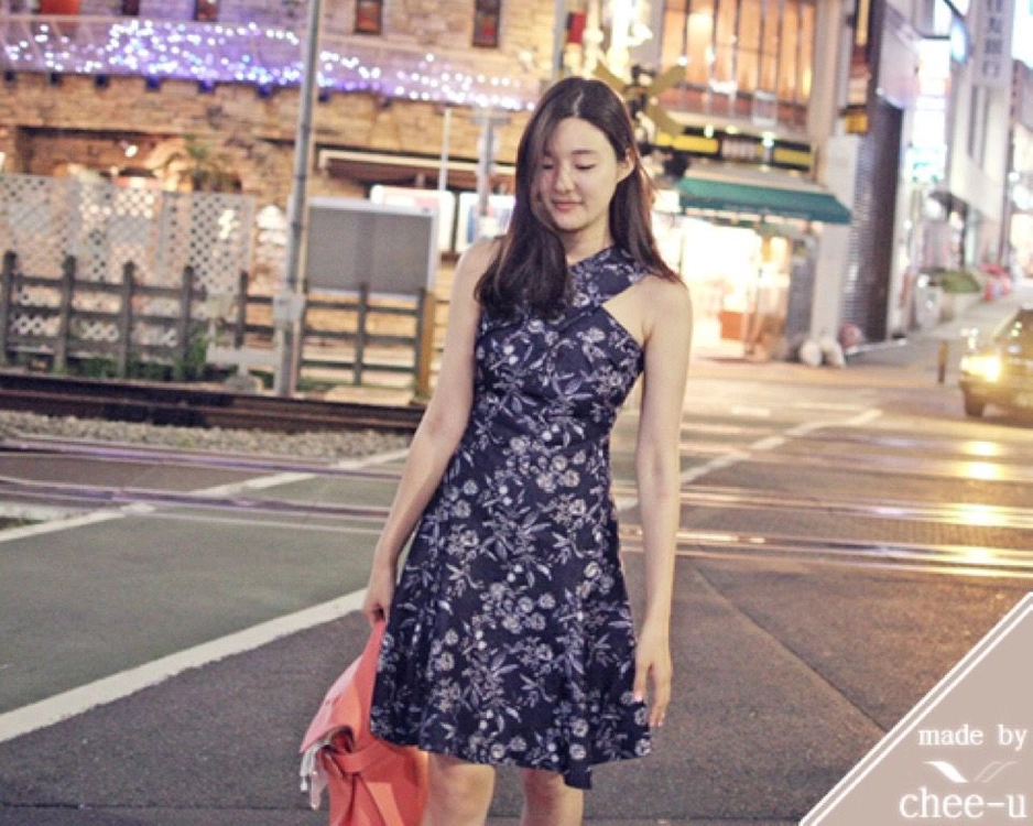 치유의옷장 청순 홀터넥 원피스 자수 자카드 자가드 플레어 하객룩 여행룩 휴가룩 생일파티룩 행사 드레스 플라워 네이비 이미지