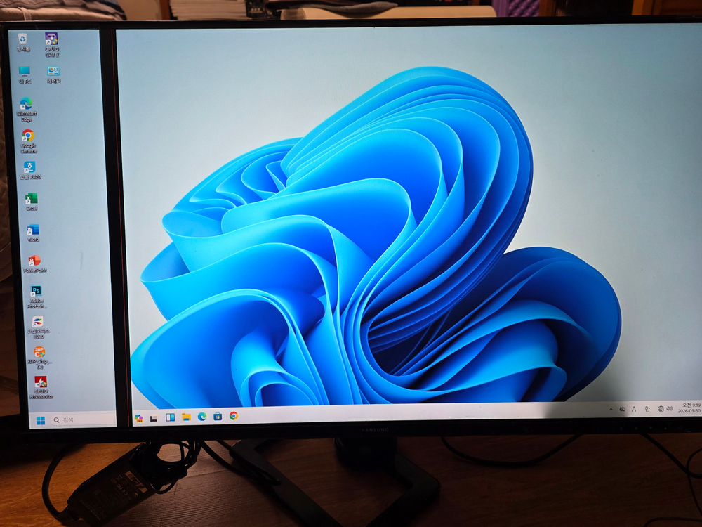 한성 32인치 모니터(액정 세로줄) 이미지