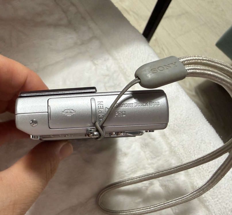 소니 사이버샷 DSC-T10 실버 빈티지 디카 2006년 이미지