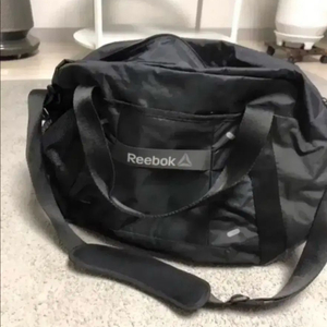 리복 헬스 남성 크로스백 운동가방 이미지