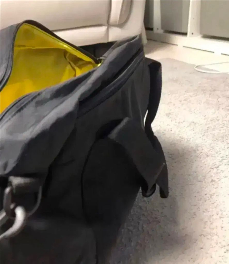 리복 헬스 남성 크로스백 운동가방 이미지