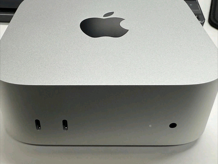 맥미니 M4 + 거치대 + 케이스 이미지