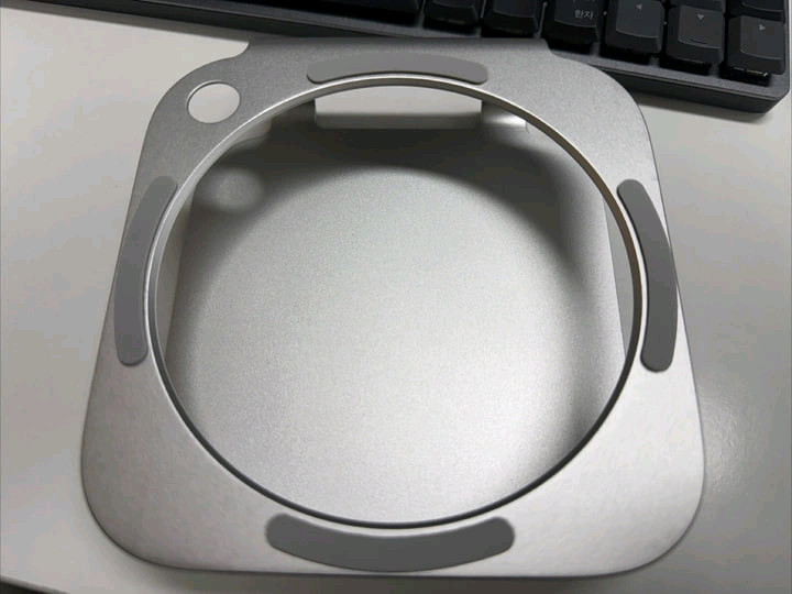 맥미니 M4 + 거치대 + 케이스 이미지