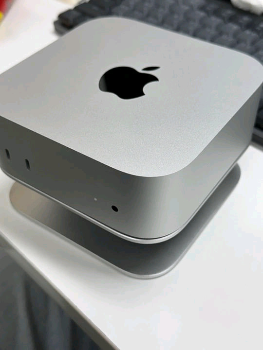 맥미니 M4 + 거치대 + 케이스 이미지