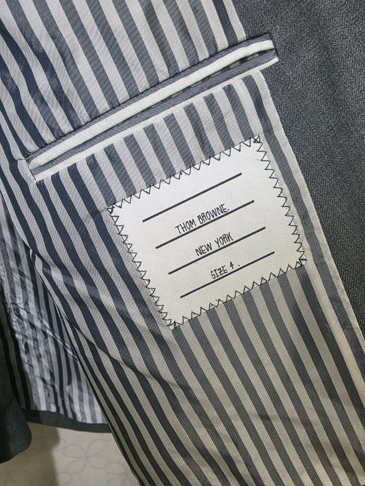 톰브라운 정장 수트 이미지