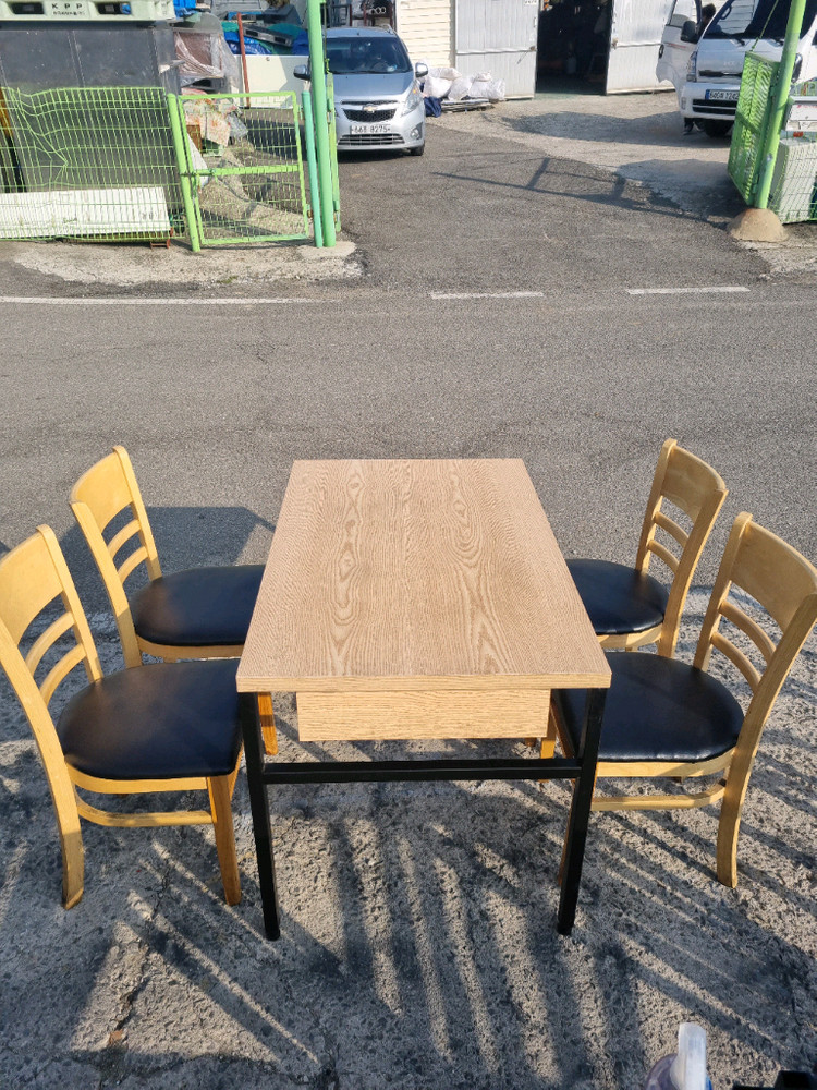 식당 4인 의탁자 식탁 의자 세트 이미지