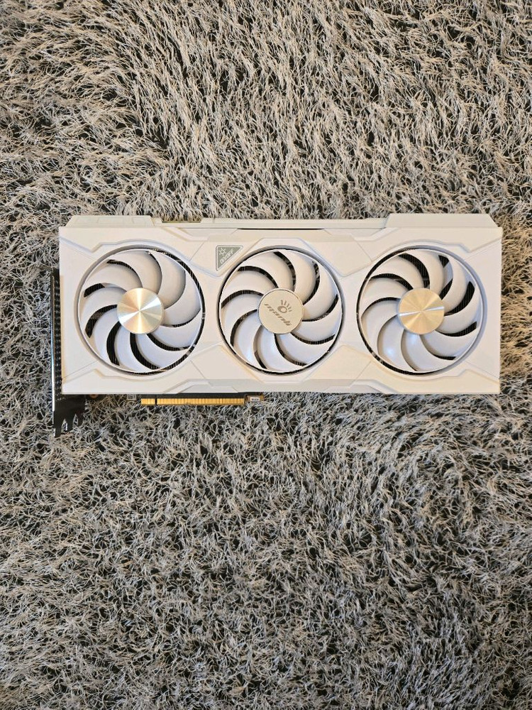 RTX 4080super 화이트 그래픽카드 이미지