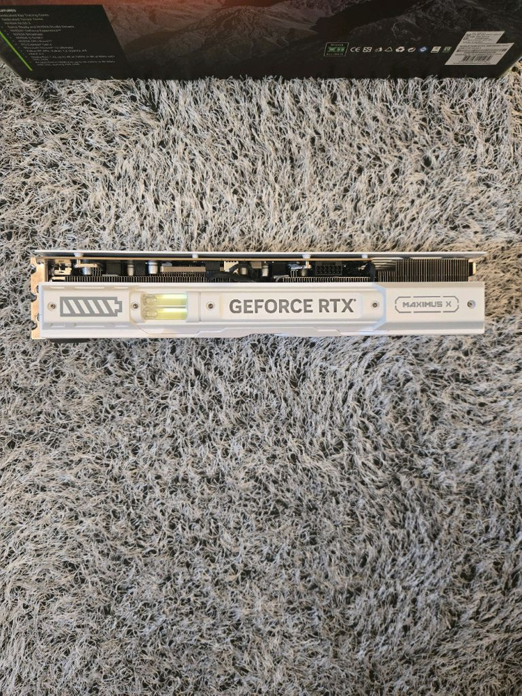 RTX 4080super 화이트 그래픽카드 이미지