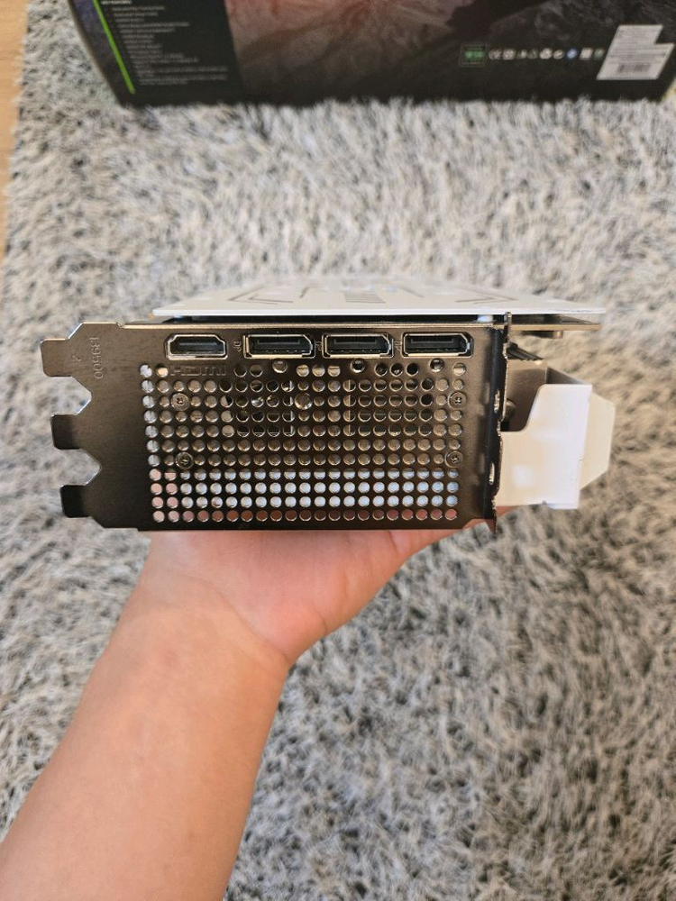 RTX 4080super 화이트 그래픽카드 이미지