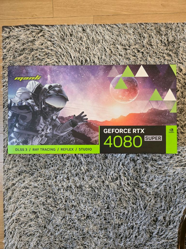 RTX 4080super 화이트 그래픽카드 이미지