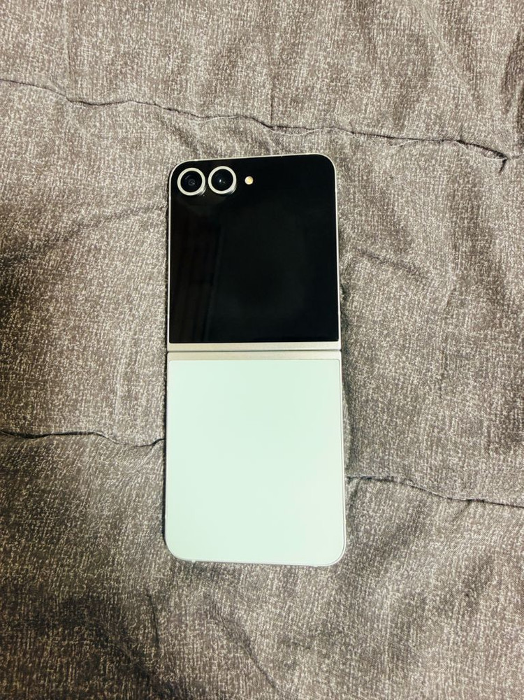 폴더블 스마트폰 256GB 이미지