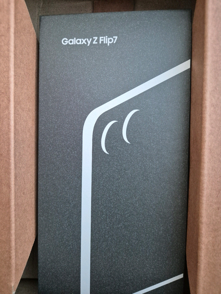 갤럭시 Z플립 7 256Gㆍ삼성ASㆍ2년ㆍ제트블랙-1대 거래완료.1대 남았습니다(실 그대로)미개봉 새제품 이미지