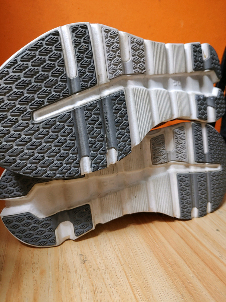 온러닝 클라우드러너2(US10.5표기285추천사이즈280) 이미지