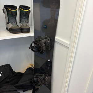 스노우보드 니데커 블레이드 플러스 데크, k2 메이시스 부츠, 바탈레온 페이즈 바인딩 이미지