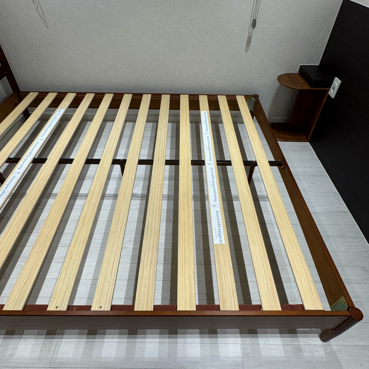 [정가150만원] 지누스 원목 침대 + 매트리스 처분합니다 / 프레임 라지킹 우드 침실 인테리어 나무 이미지